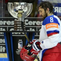 Finále mistrovství světa v hokeji Kanada - Rusko, 17. května v Praze. Alexandr Ovečkin z druhého Ruska míjí pohár pro mistra světa po prohře s Kanadou ve finále.,Image: 670577333, License: Rights-managed, Restrictions: , Model Release: no, Credit line: ČTK / Kamaryt Michal