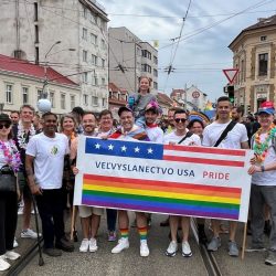 Americký veľvyslanec Gautam Rana s LGBTI+ aktivistami na júlovom dúhovom pochode