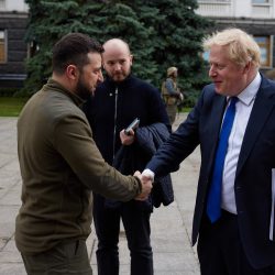 Boris Johnson na neohlásenej návšteve Zelenského v Kyjeve 9. apríla 2022