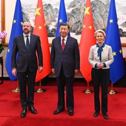 Charles Michel a Ursula von der Leyenová so Si Ťin-pchingom na summite v Pekingu (7.12.2023)