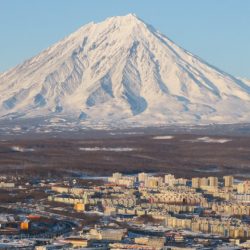 Mesto Petropavlovsk-Kamčatskij, v pozadí Koriacka sopka