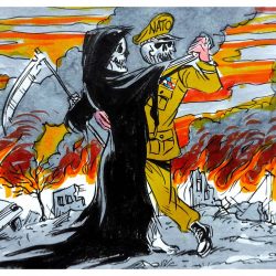 NATO tancuje so smrtkou. V pozadí je skaza na Ukrajine (kresba z čínskeho Global Times)