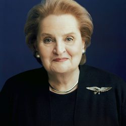 Oficiálny portrét Madeleine Albrightovej ako ministerky zahraničných vecí USA (r. 1997)