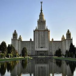 Pohľad na hlavnú budovu Moskovskej štátnej univerzity M. V. Lomonosova