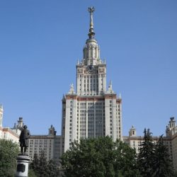 Pohľad na hlavnú budovu Moskovskej štátnej univerzity M. V. Lomonosova. Ilustračná snímka 1