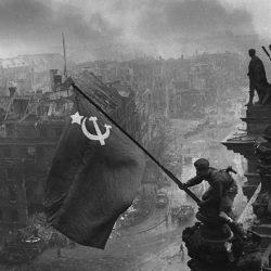 Vztyčovanie vlajky nad Reichstagom (pôvodný, neretušovaný záber). Autor - J. A. Chaldej (1917-1997)